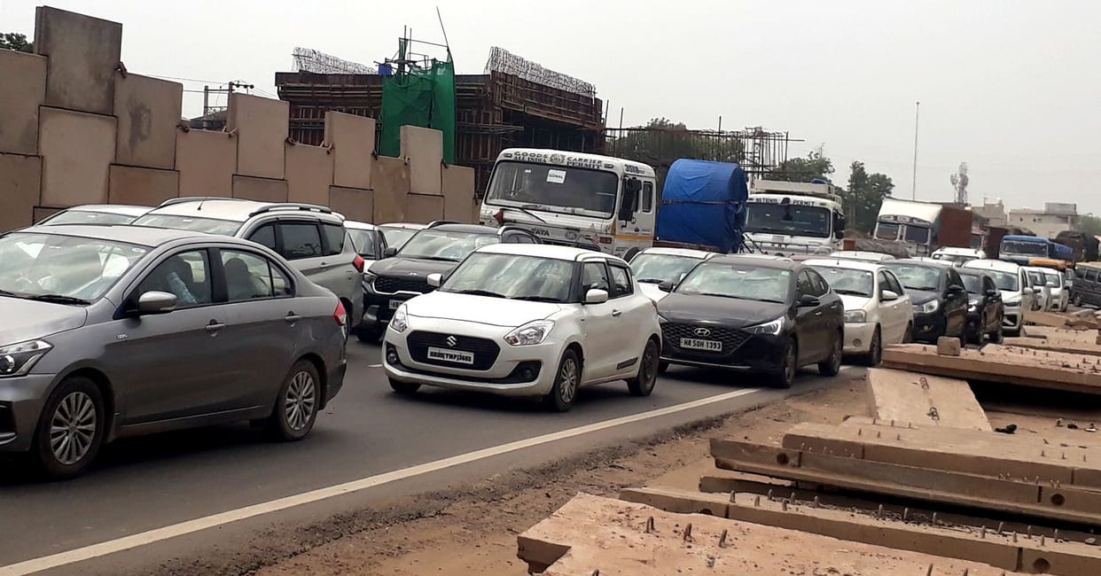Heavy jam due to potholes on National Highway