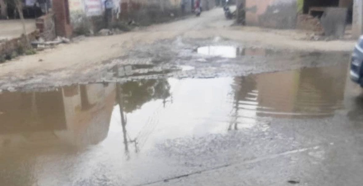 Villagers upset due to waterlogging in the roads of Alawalpur