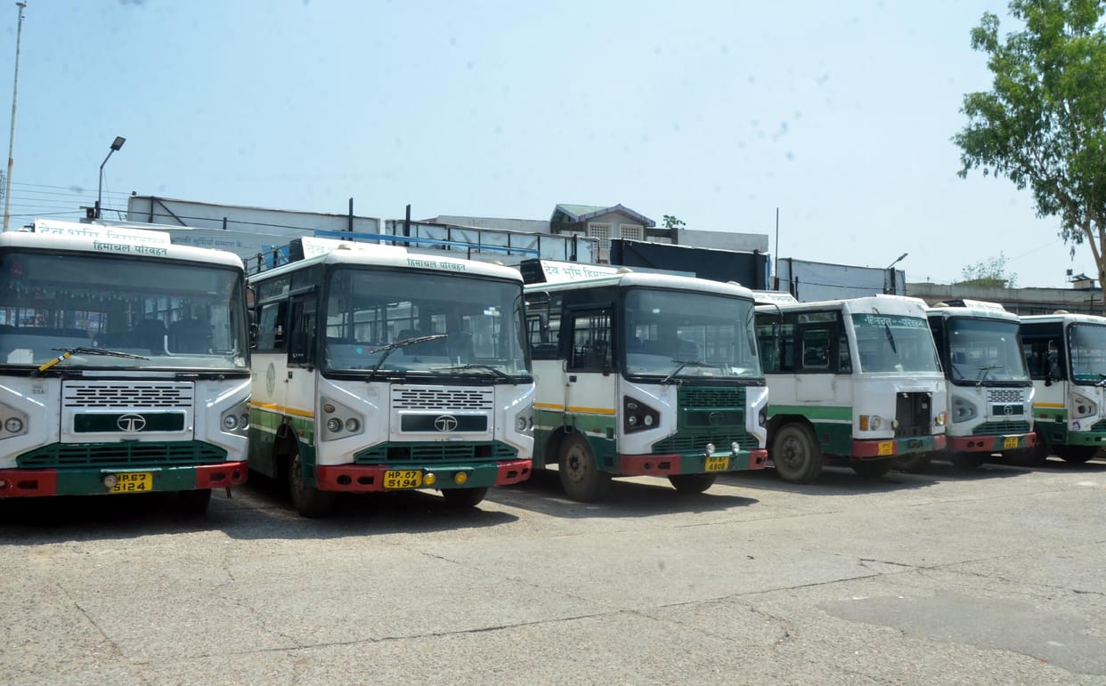 Diesel consumption of three thousand in two buses, earned only Rs 602, Buses decreased on Saturday, private operators also did not send buses on the routes, Private bus operators of the district will run buses on more than 100 routes from Monday, hamirpur