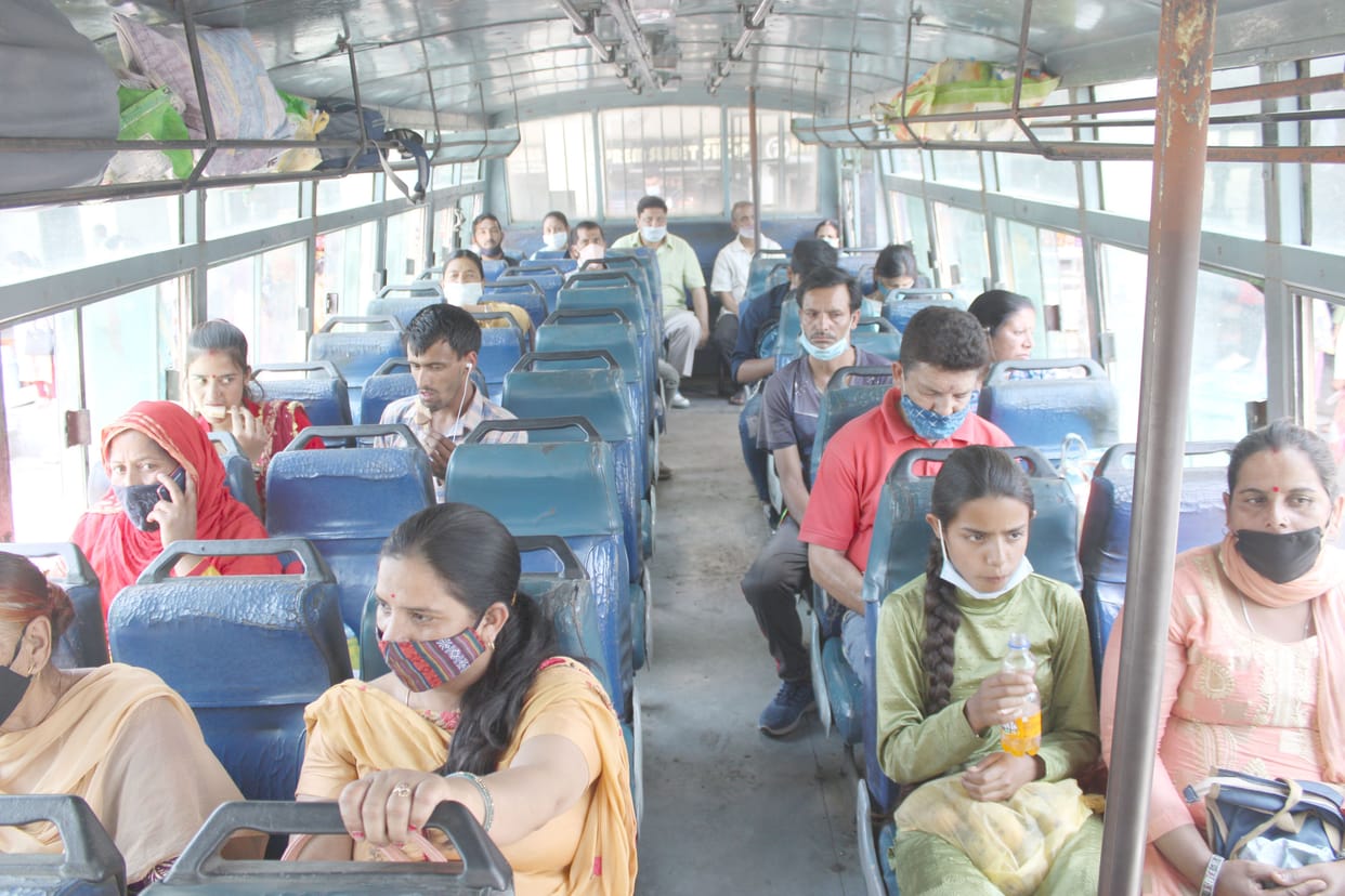 shop closed on week end, passengers waiting for buses