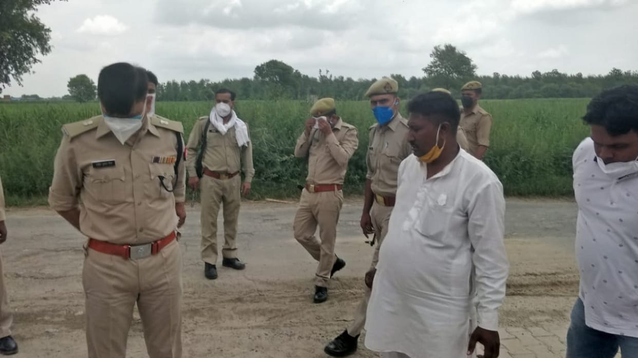 7.40 lakh rupees and bike robbed from crusher operator