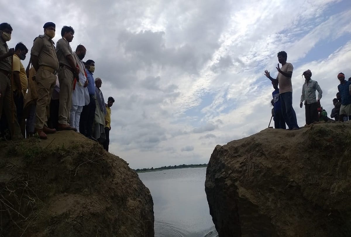 clash between police and villagers in kushinagar over cut dam