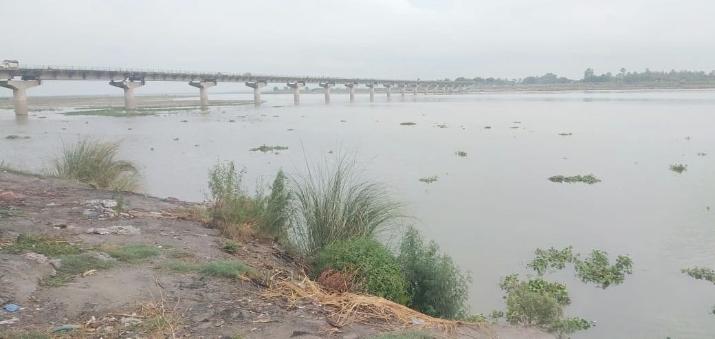 jhamaajham baarish se sarakaaree bhavanon, gharon mein paanee ghusa
