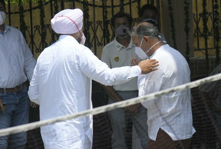 People gathered to pay their last respects to Milkha Singh in Chandigarh