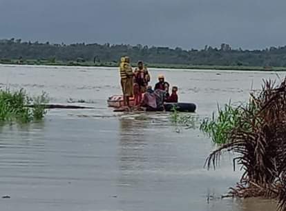 ganga level increase in haridwar : 34 farmers stucked on a island, photos