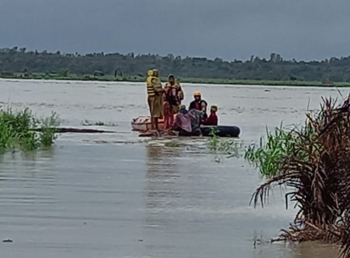 Flood in Deoria Water level of Saryu river stopped