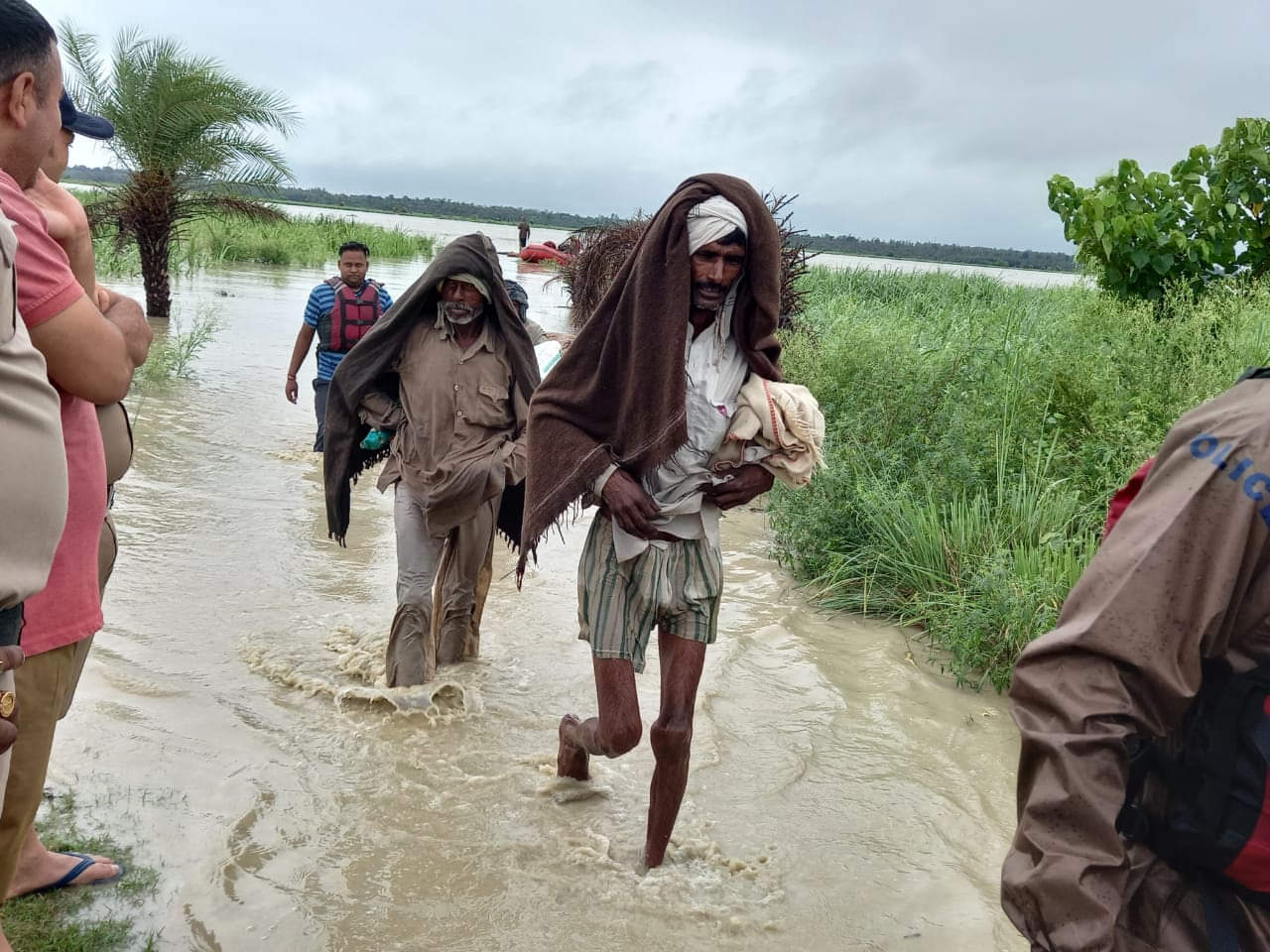 ganga level increase in haridwar : 34 farmers stucked on a island, photos