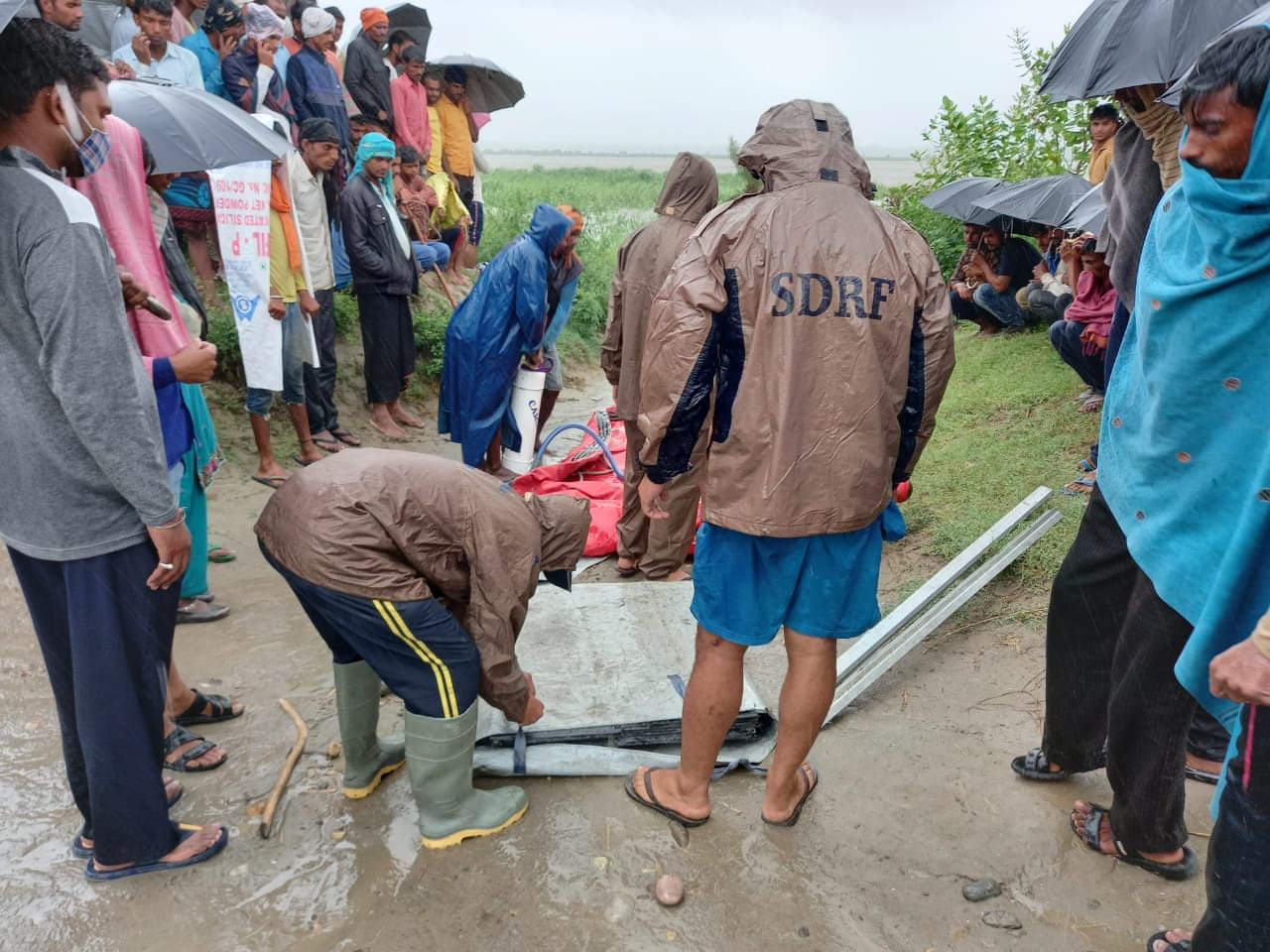 ganga level increase in haridwar : 34 farmers stucked on a island, photos