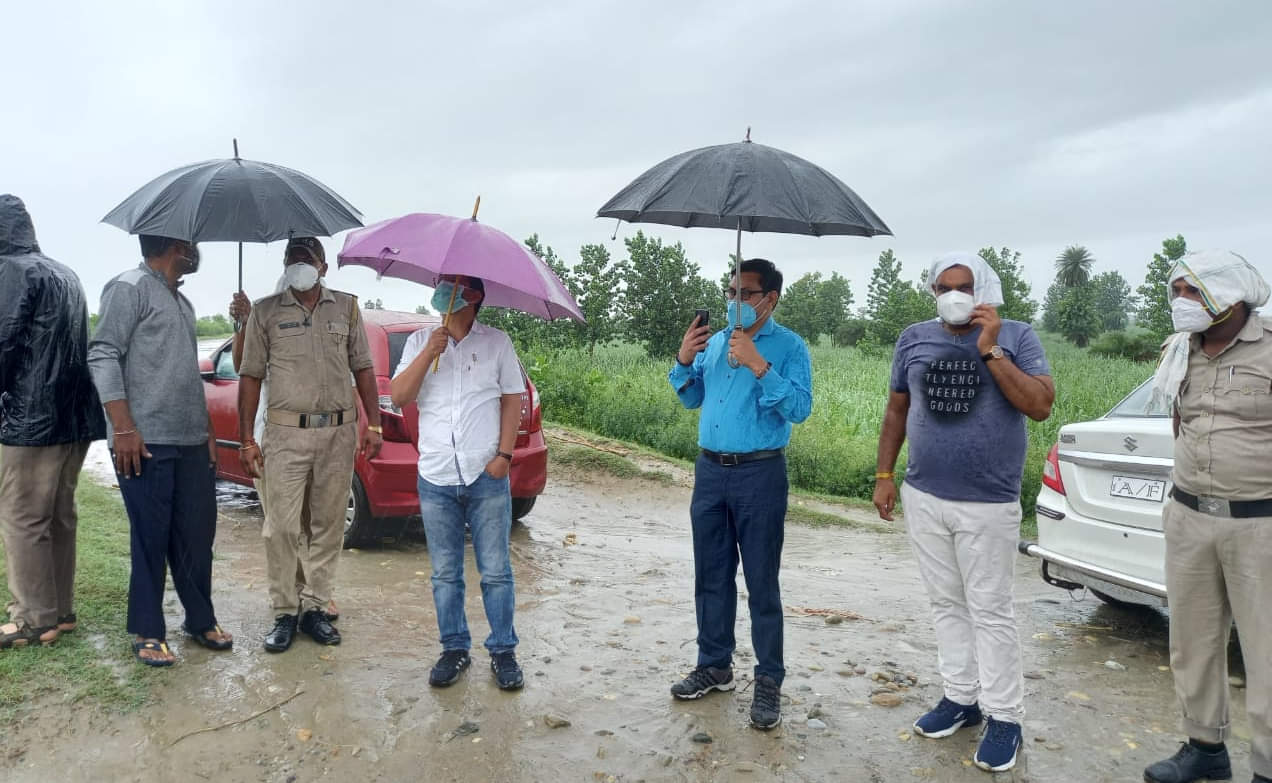 ganga level increase in haridwar : 34 farmers stucked on a island, photos