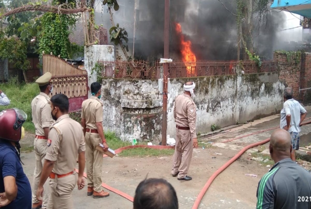 massive fire in paint warehouse in gorakhpur