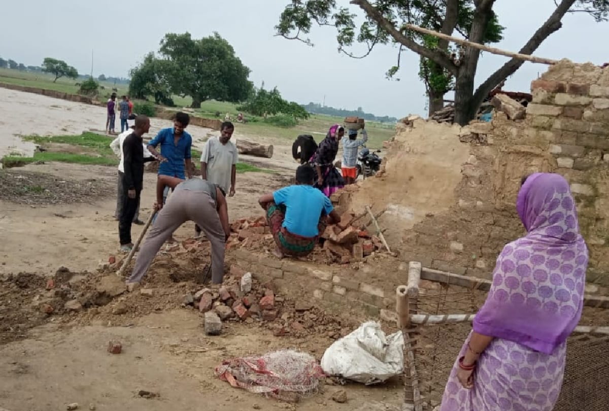 Road closed for two villages of Campierganj due to Flood