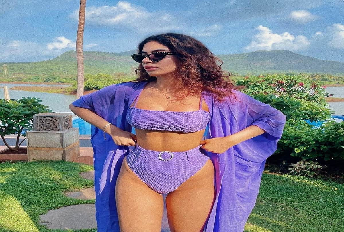 khushi kapoor sister of jamhvi kapoor in purple bikini look