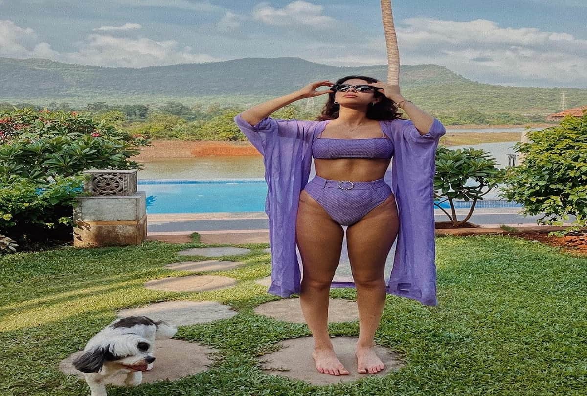 khushi kapoor sister of jamhvi kapoor in purple bikini look