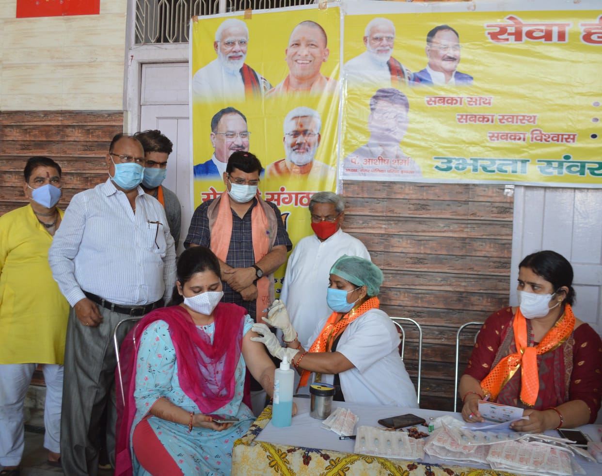 Hathras: Vaccine administered to protect against corona in the camp