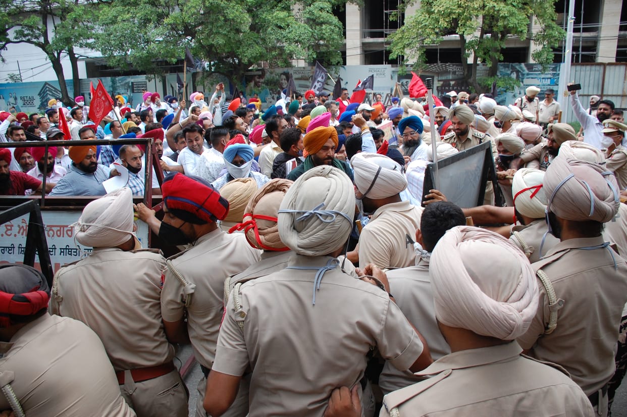 Traffic jam in Mohali, teachers declared war for their rights, long queues of vehicles started