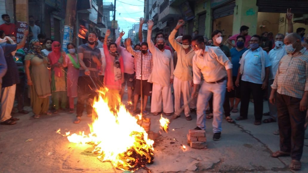 Ruckus of people of Rampuri, minister's effigy burnt