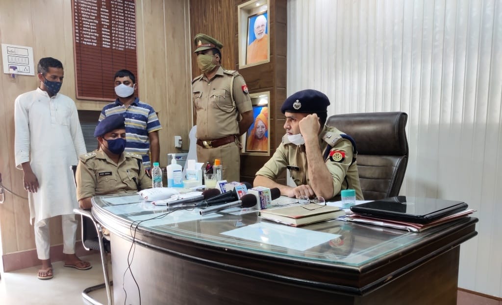 Two caught with smack of fifty lakhs