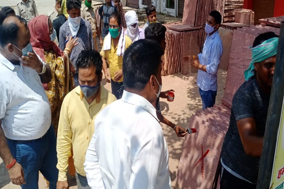 Administration made marking on Etah road to remove encroachment