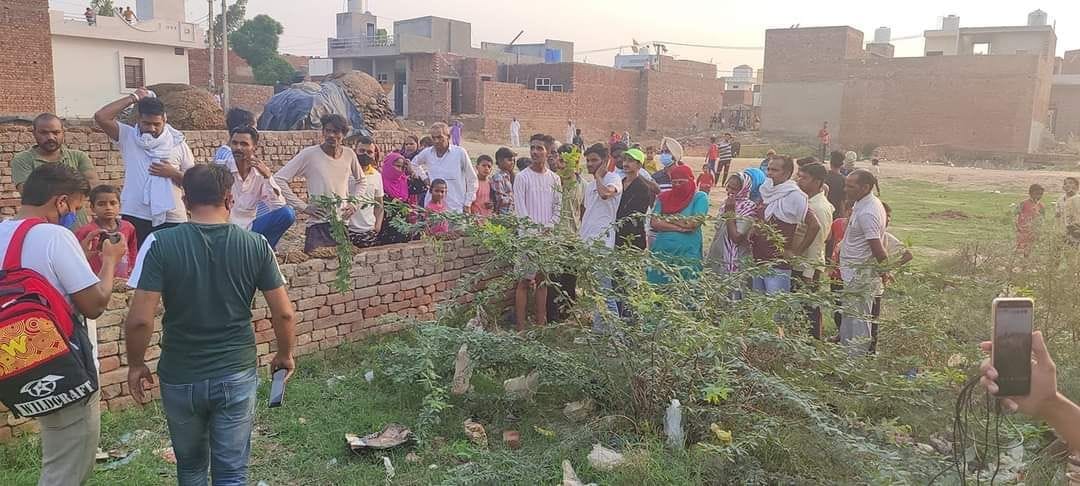 Newborn's body found in the bushes in the street of Bhatia Colony