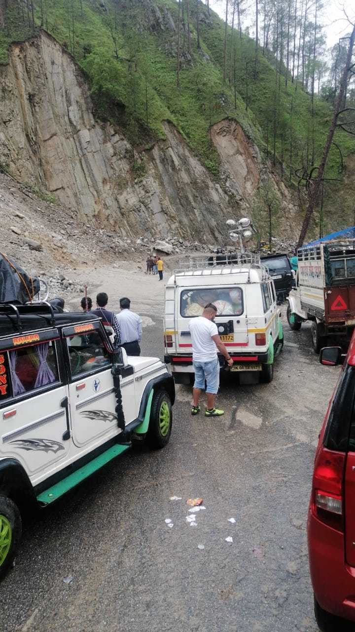 Debris on Swanla, National Highway remained closed for two hours