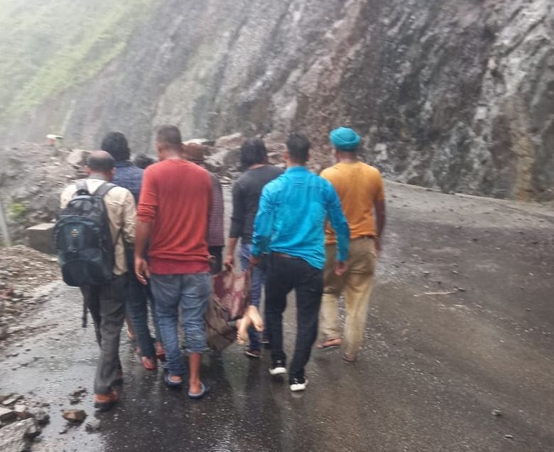 Canter driver dies after being hit by a boulder that fell from a hill