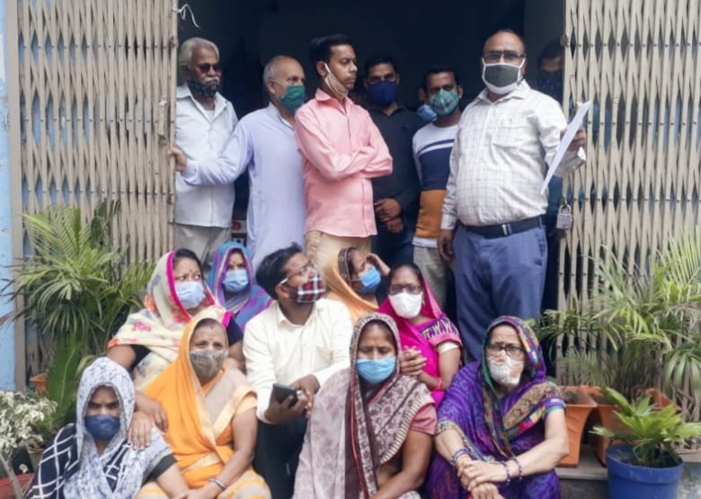 Due to the problem of water, women surrounded the water department