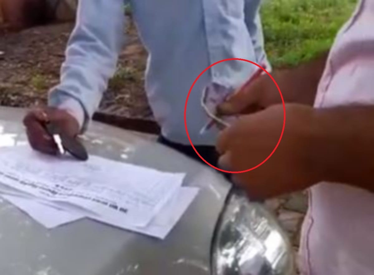 Muzaffarnagar: Anti-corruption team caught the consolidation accountant taking a bribe of twenty thousand