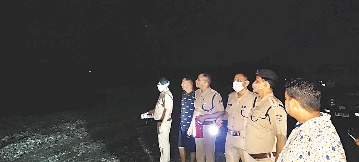 Four youths trapped in the river were rescued