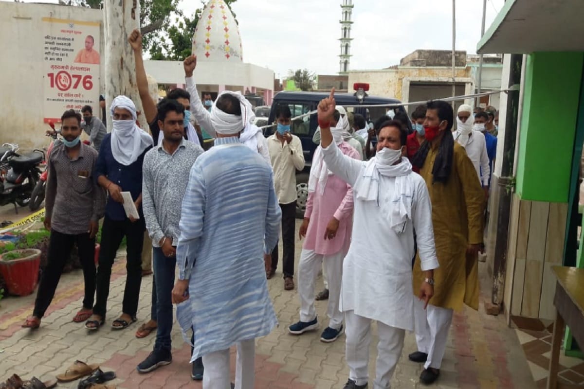 Samajwadi Party and RLD workers created ruckus in the police station in Baghpat