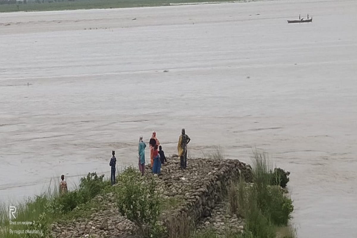 Bijnor News: Many villages are in danger due to the rise in the water level of the Ganges and the administration has warned