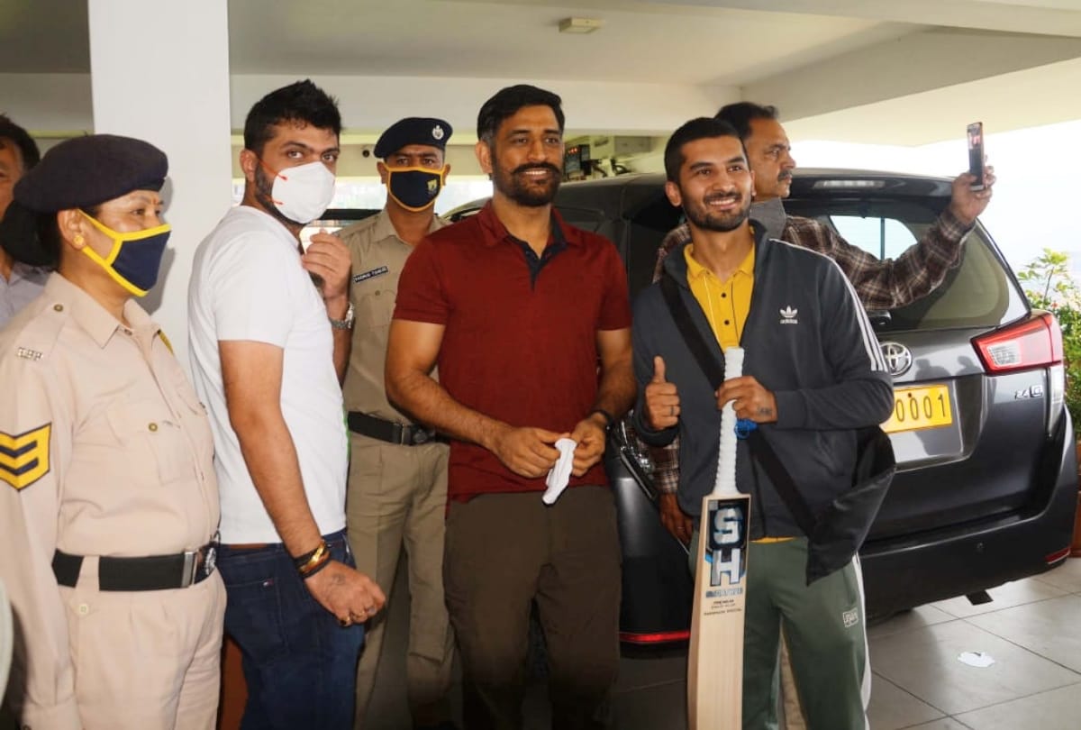 mahendra singh dhoni gave autograph to fans in shimla