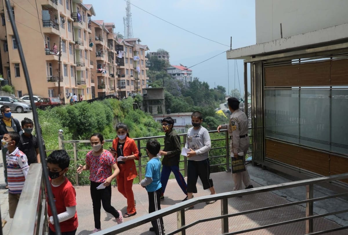 mahendra singh dhoni in shimla with family