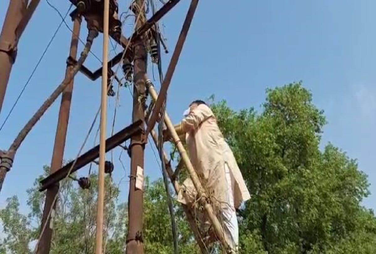 Madhya Pradesh:Power was being cut repeatedly Energy Minister Pradyuman Tomar himself climbed the pole to investigate