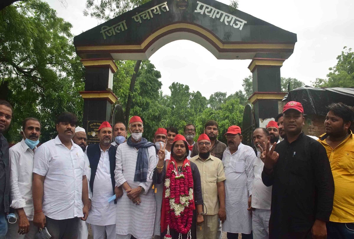 District Panchayat Election: SP supported Malti took nomination form for the post of President