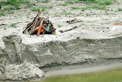 23 dead bodies came out again from the sand of the Ganges, The pyres kept burning all day long