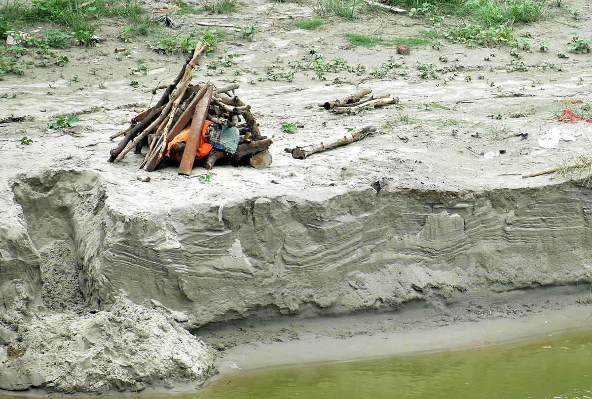 Six more bodies were found in Prayagraj due to the cutting of the Ganges, cremated