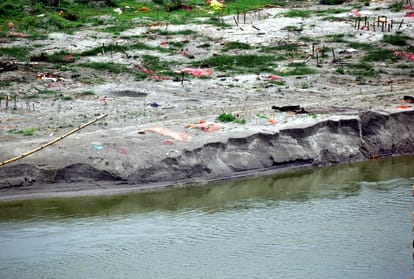 23 dead bodies came out again from the sand of the Ganges, The pyres kept burning all day long