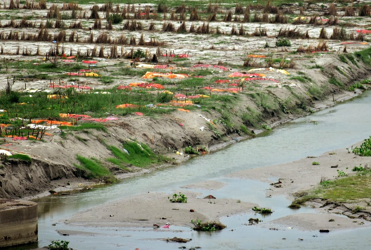 23 dead bodies came out again from the sand of the Ganges, The pyres kept burning all day long