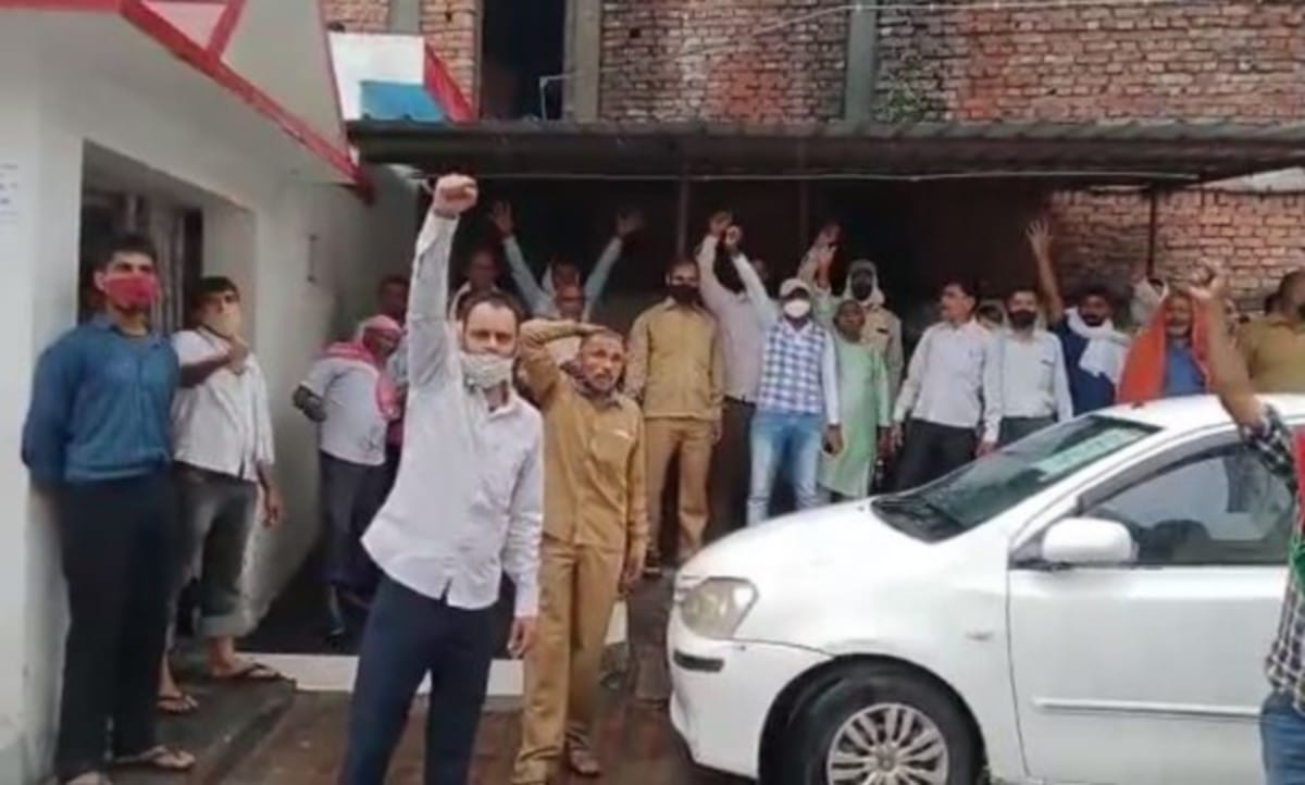 Postmen stopped work and protest against post master outside head post office in varanasi