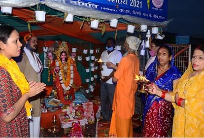 prayagraj news : गंगा महोत्सव के दौरान संगम स्थित रामघाट पर हरिहर आरती समिति की ओर से भव्य आरती की गई।