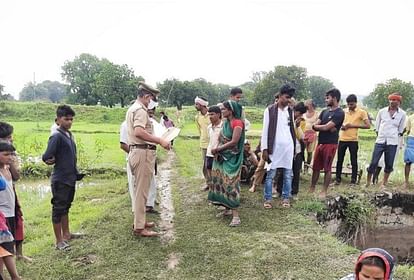 महिला से बात करते पुलिसकर्मी।