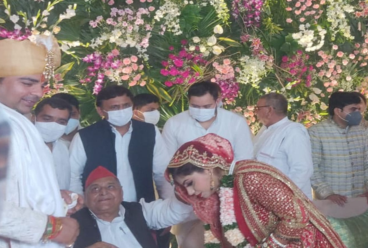 mulayam singh yadav granddaughter marriage, tejashwi yadav appear on wedding