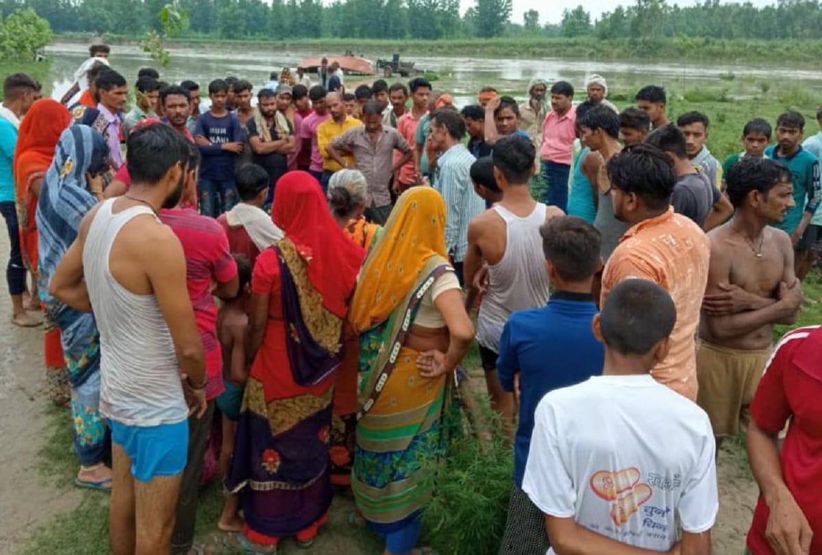 Farmer who went to graze cattle died of drowning while crossing Kosi river swimmer took out the dead body