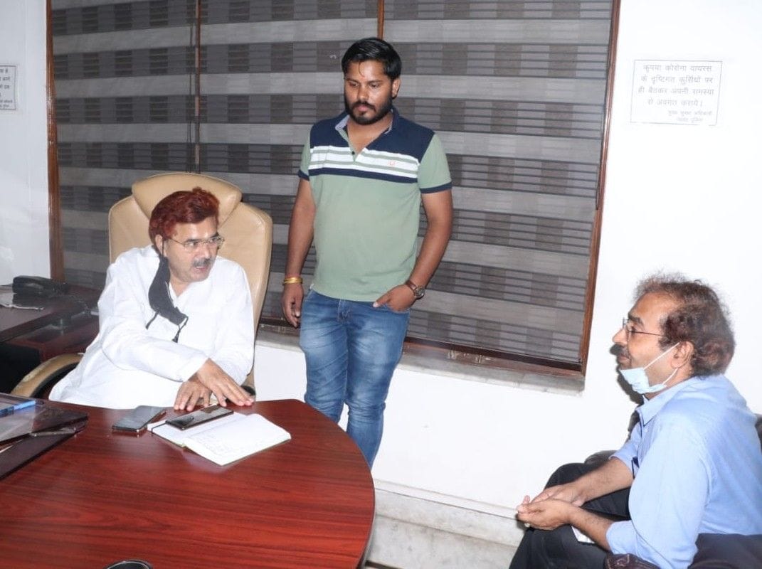 Hathras: Former minister talks to superintending engineer regarding power cut