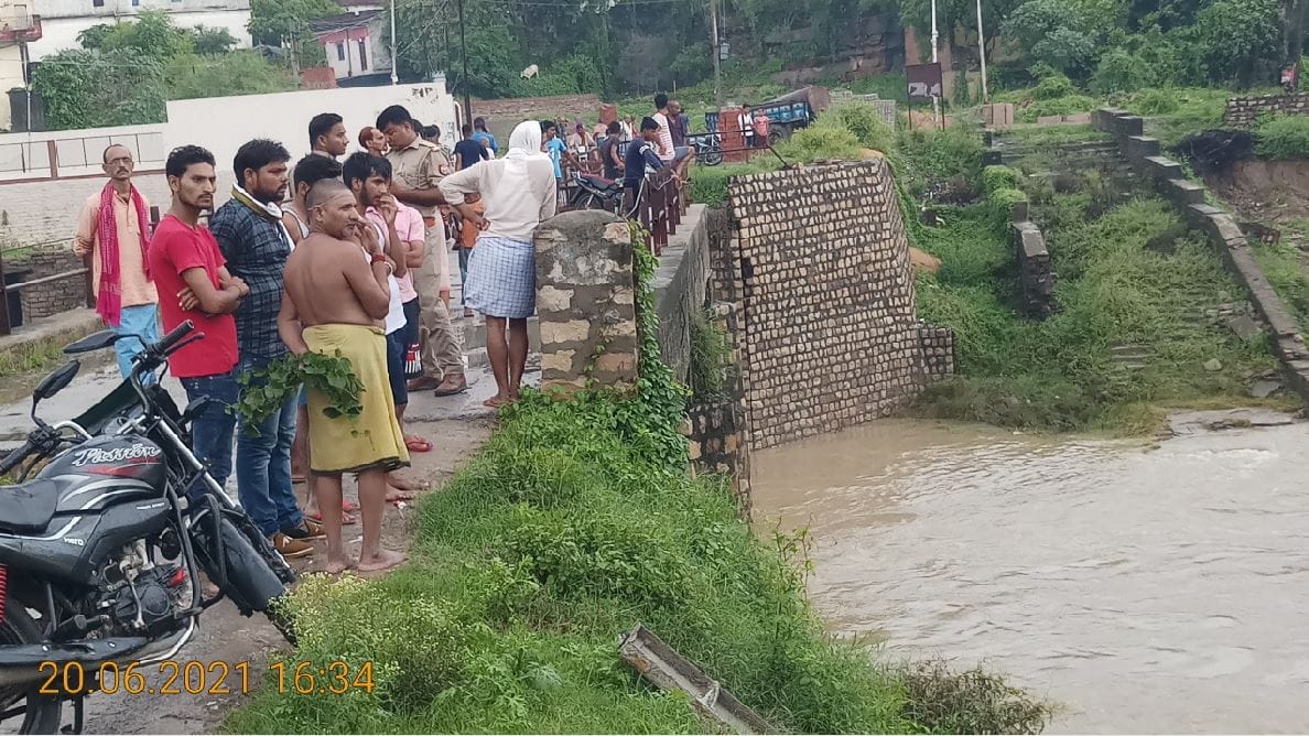 Four people drowned including two sisters in mirzapur amid Ganga Dussehra  dead bodies of two boys found