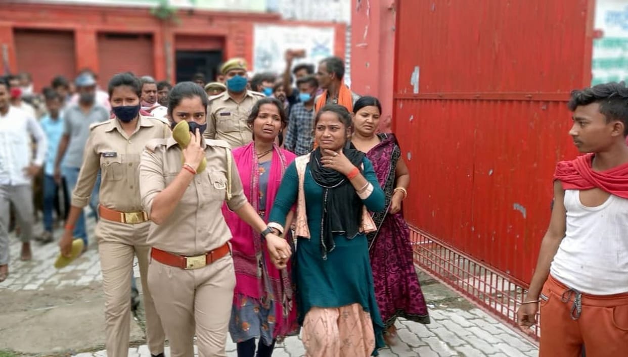 Two sisters running away by pulling chain from female passenger arrested