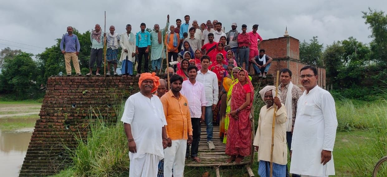 Chikanhawan market residents demonstrated for non-construction of bridge