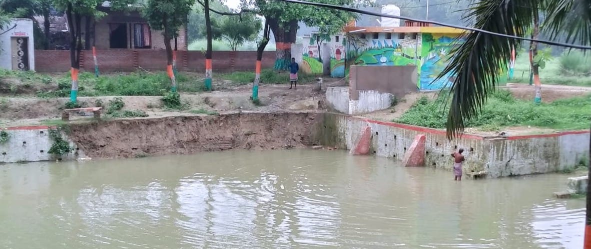 Jaunpur: Dirt spread on the roads after rain, number of patients increased in hospitals