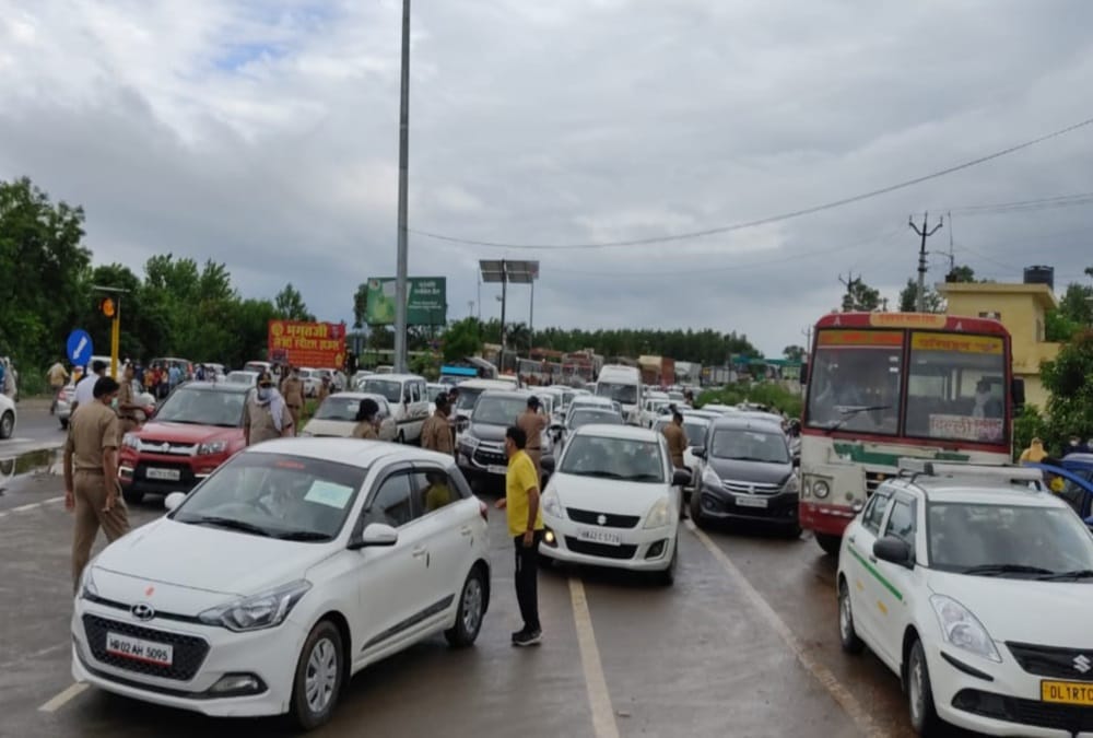 Sawan kanwar yatra 2021: Police return 400 people from narsan and khanpur border