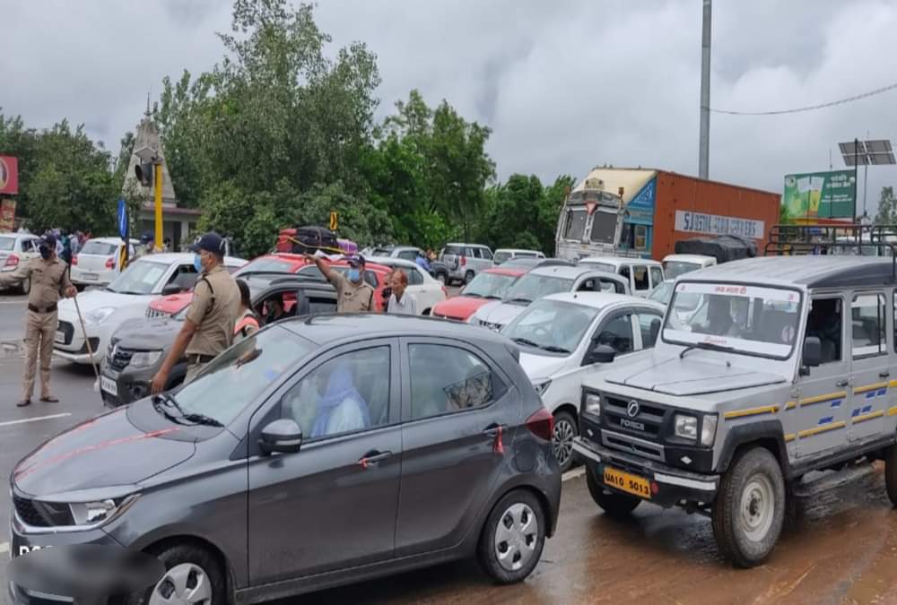 Ganga Dussehra 2021: Crowd at Narsan border for ganga snan 2000 vehicles were returned  photos